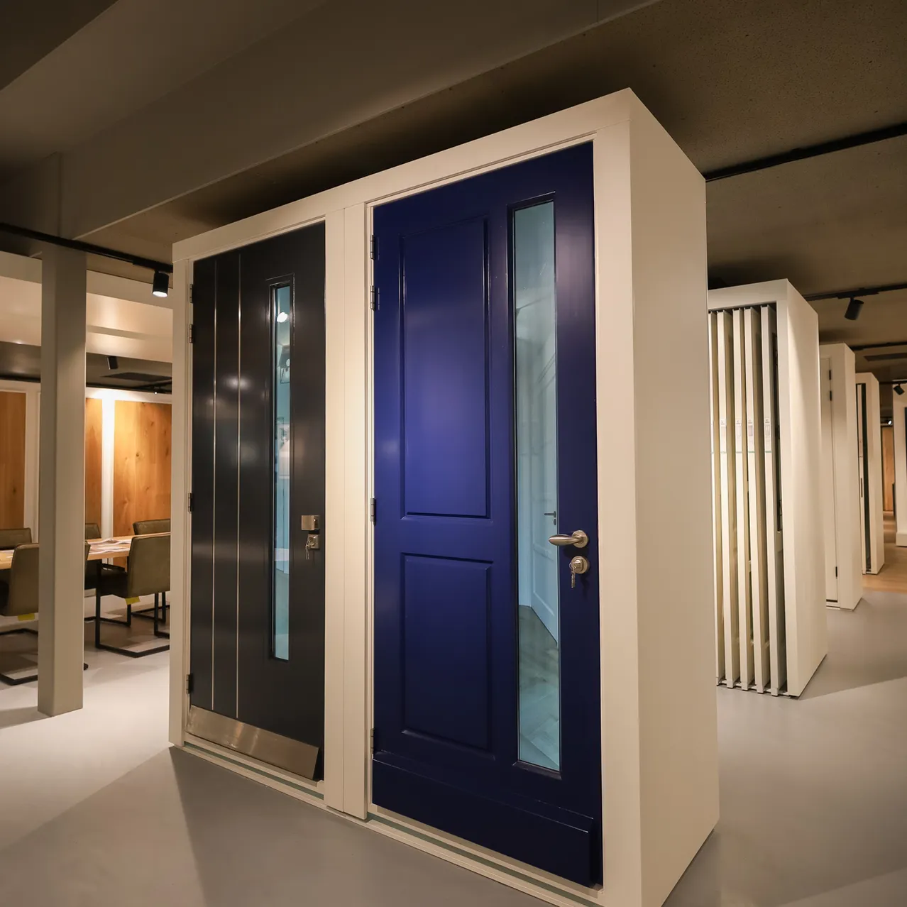Deuren in showroom roelofarendsveen 1