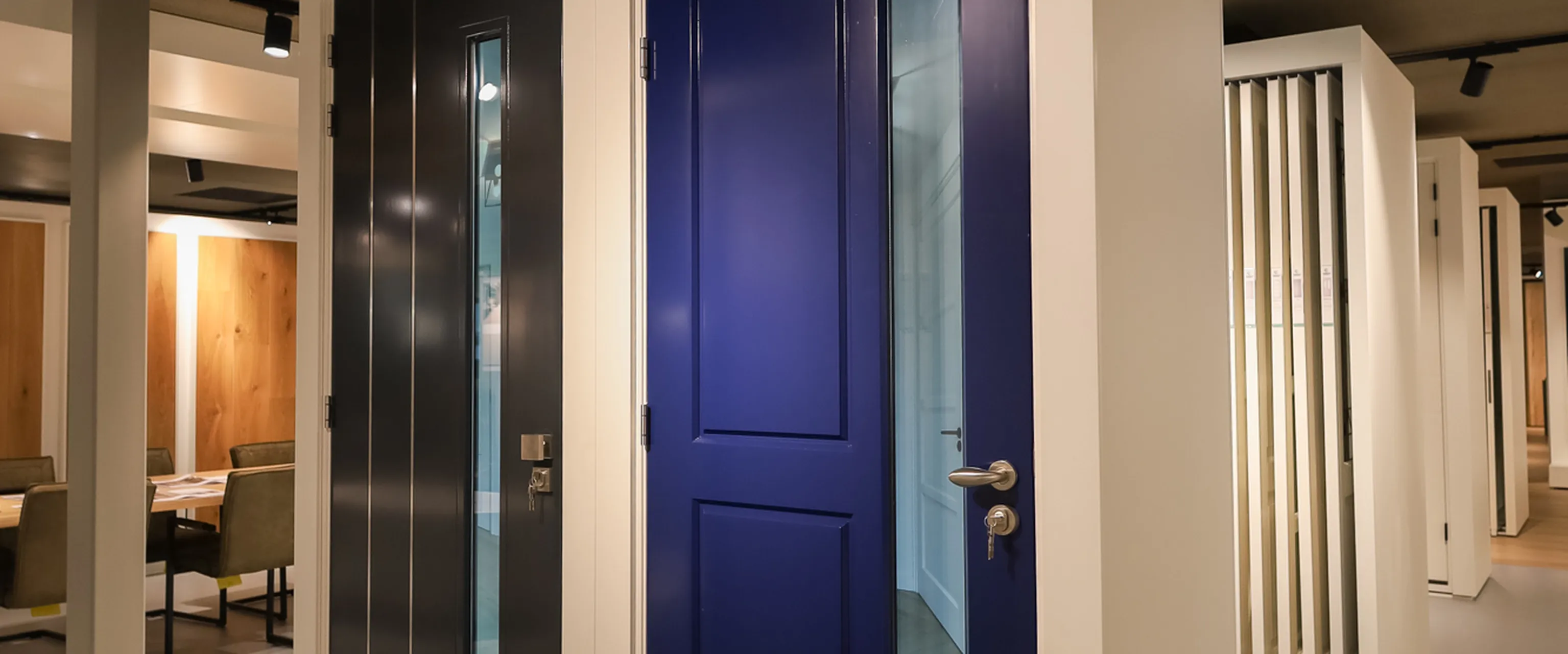 Deuren in showroom roelofarendsveen 1