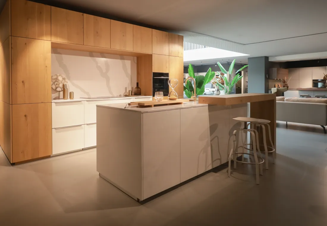 Interliving eilandkeuken in hoogglans wit en eiken fineer