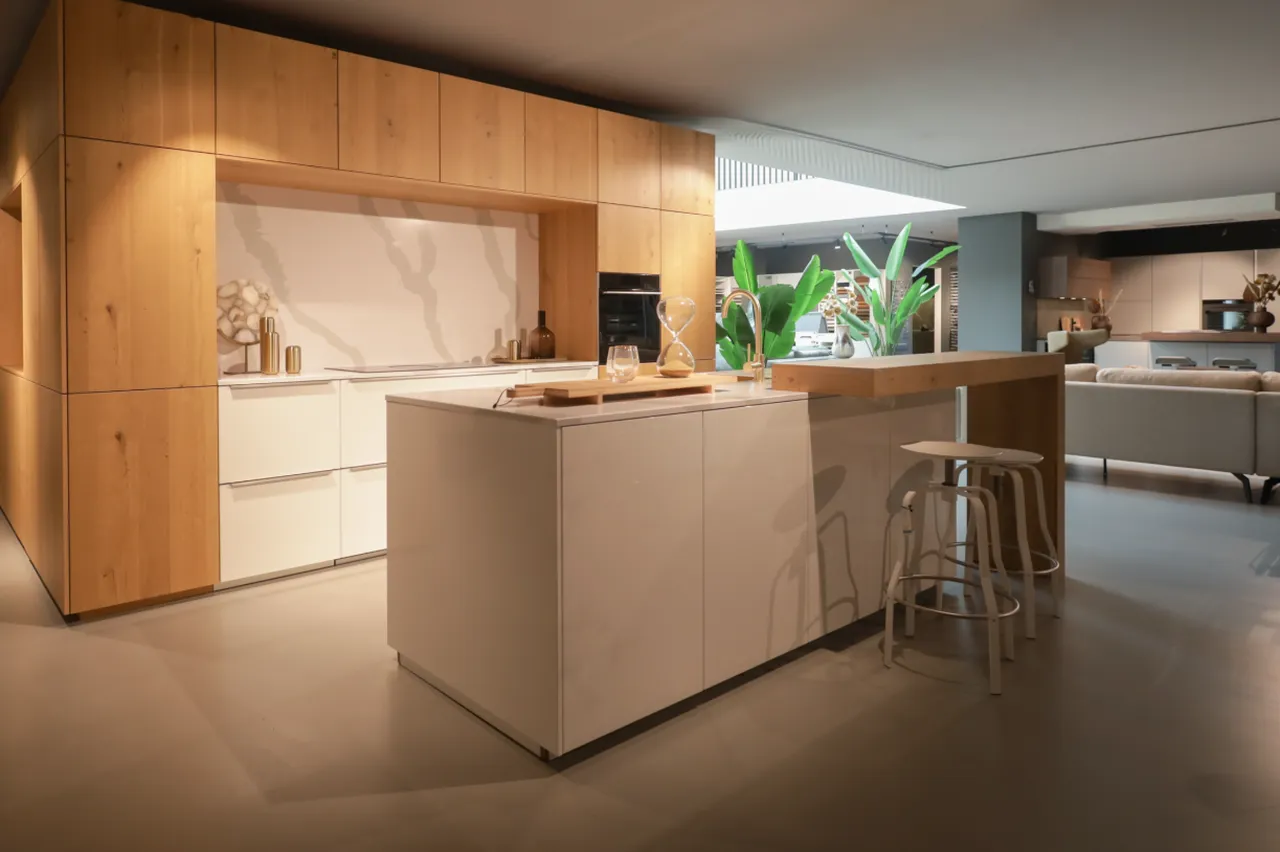Interliving eilandkeuken in hoogglans wit en eiken fineer
