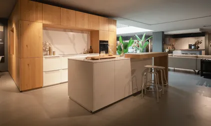 Interliving eilandkeuken in hoogglans wit en eiken fineer