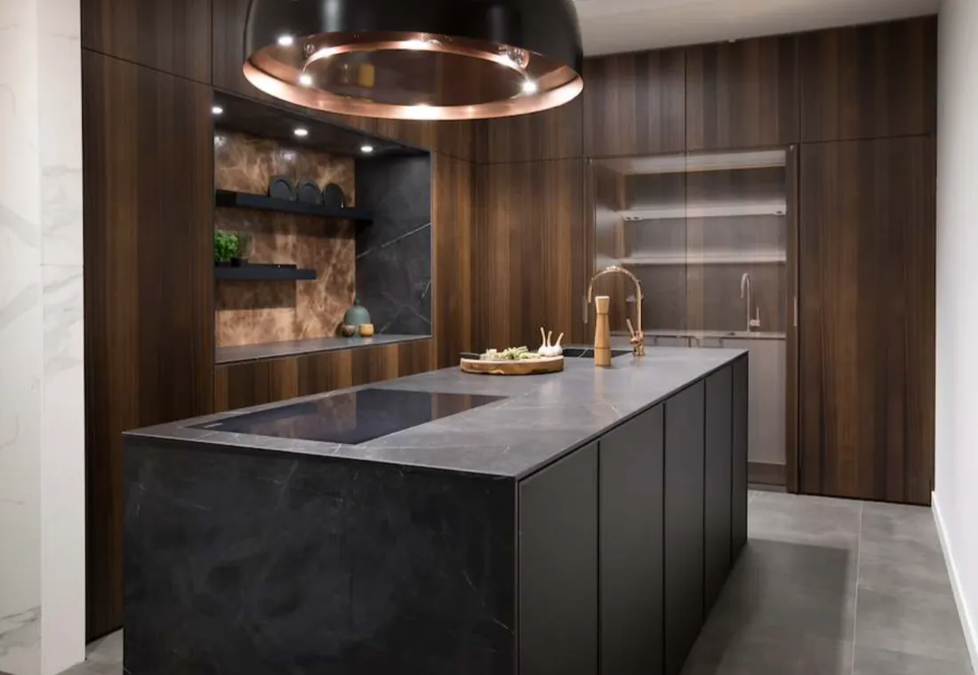 Siematic eilandkeuken in gerookt eiken en zwart geborsteld aluminium