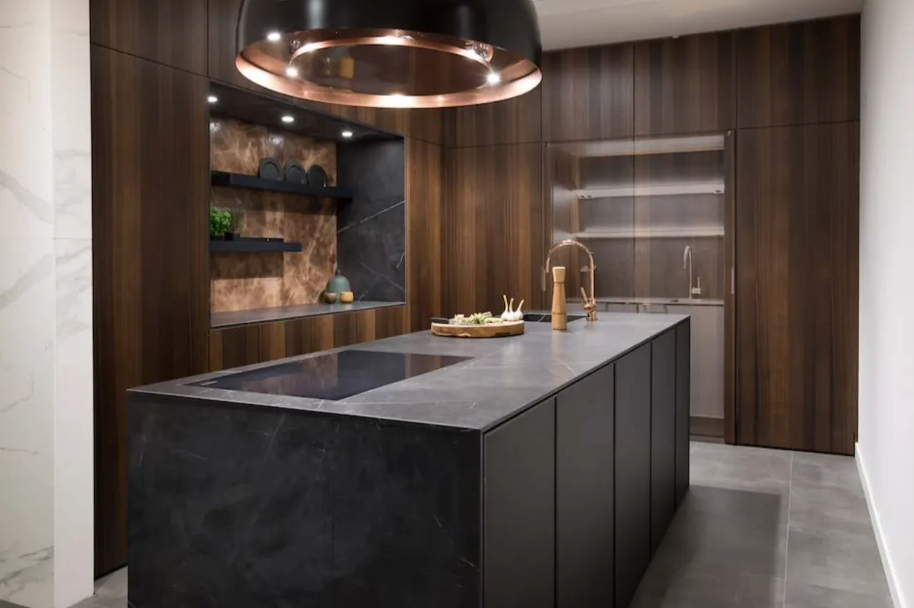 Siematic eilandkeuken in gerookt eiken en zwart geborsteld aluminium