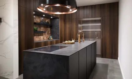 Siematic eilandkeuken in gerookt eiken en zwart geborsteld aluminium