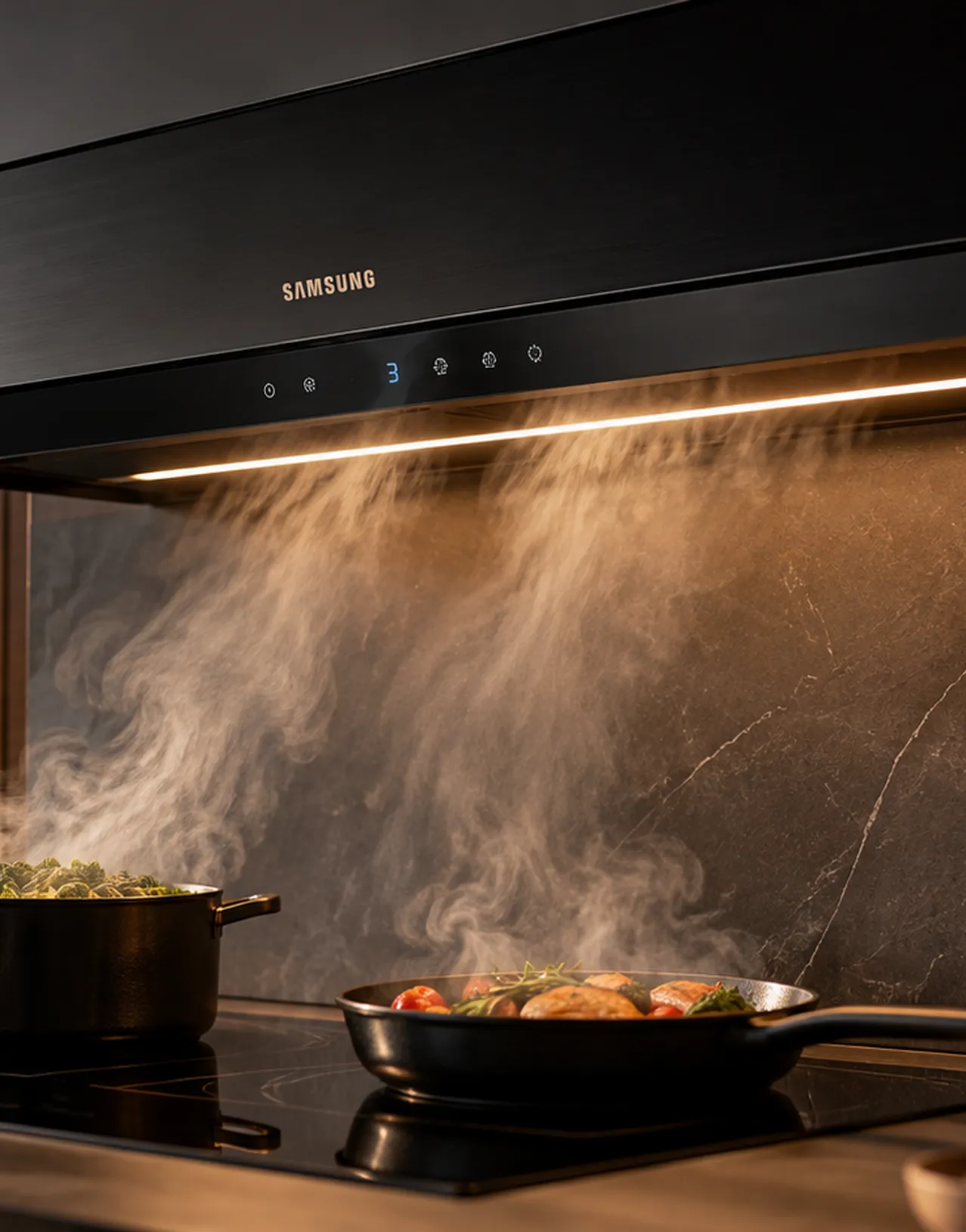 Luxe samsung keuken met stomende gerechten