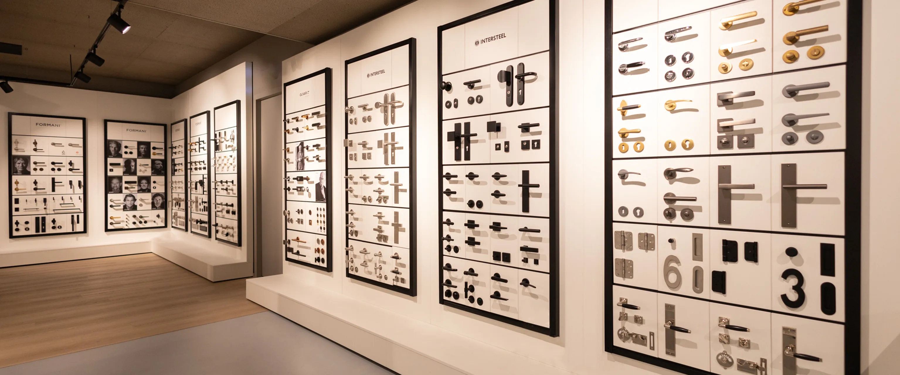 Deurbeslag in showroom roelofarendsveen