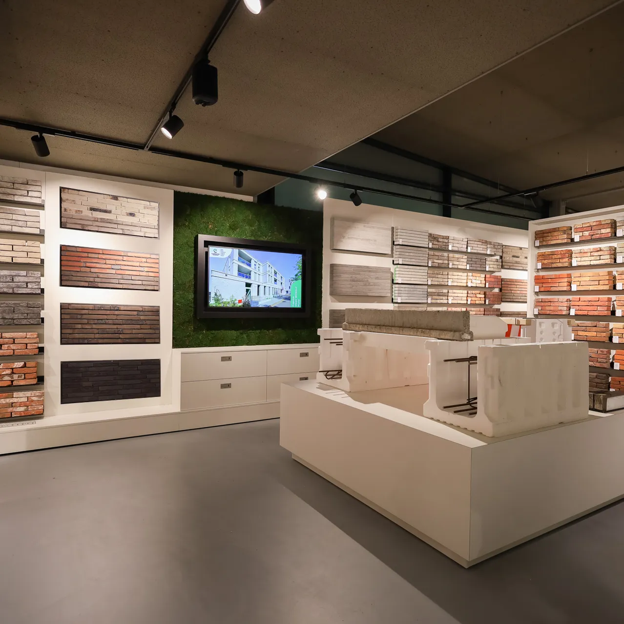 Gevelstenen in showroom roelofarendsveen