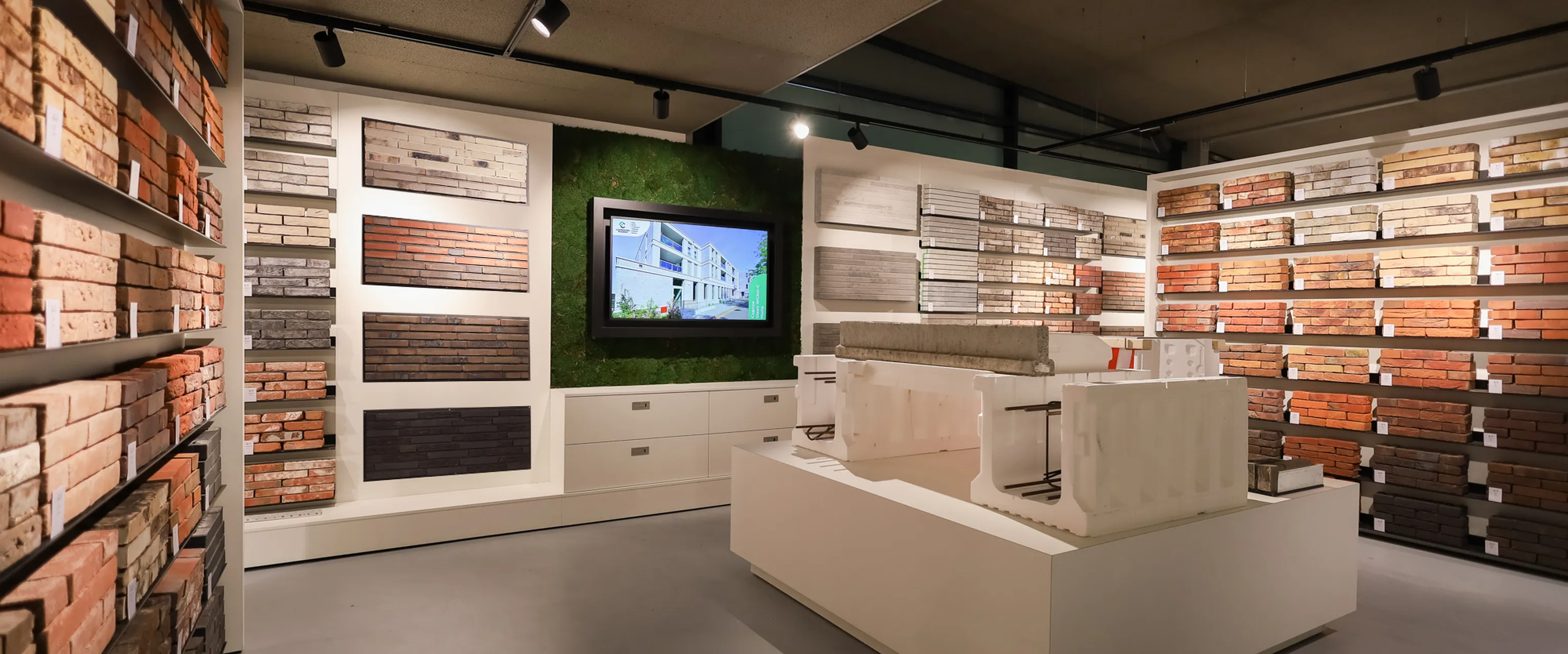Gevelstenen in showroom roelofarendsveen