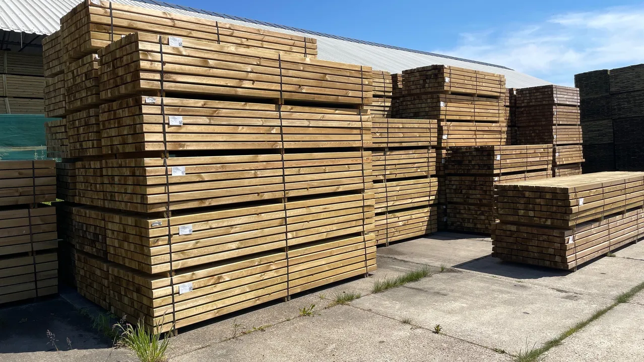 Grenen palen bij carpentiermooren import distributie