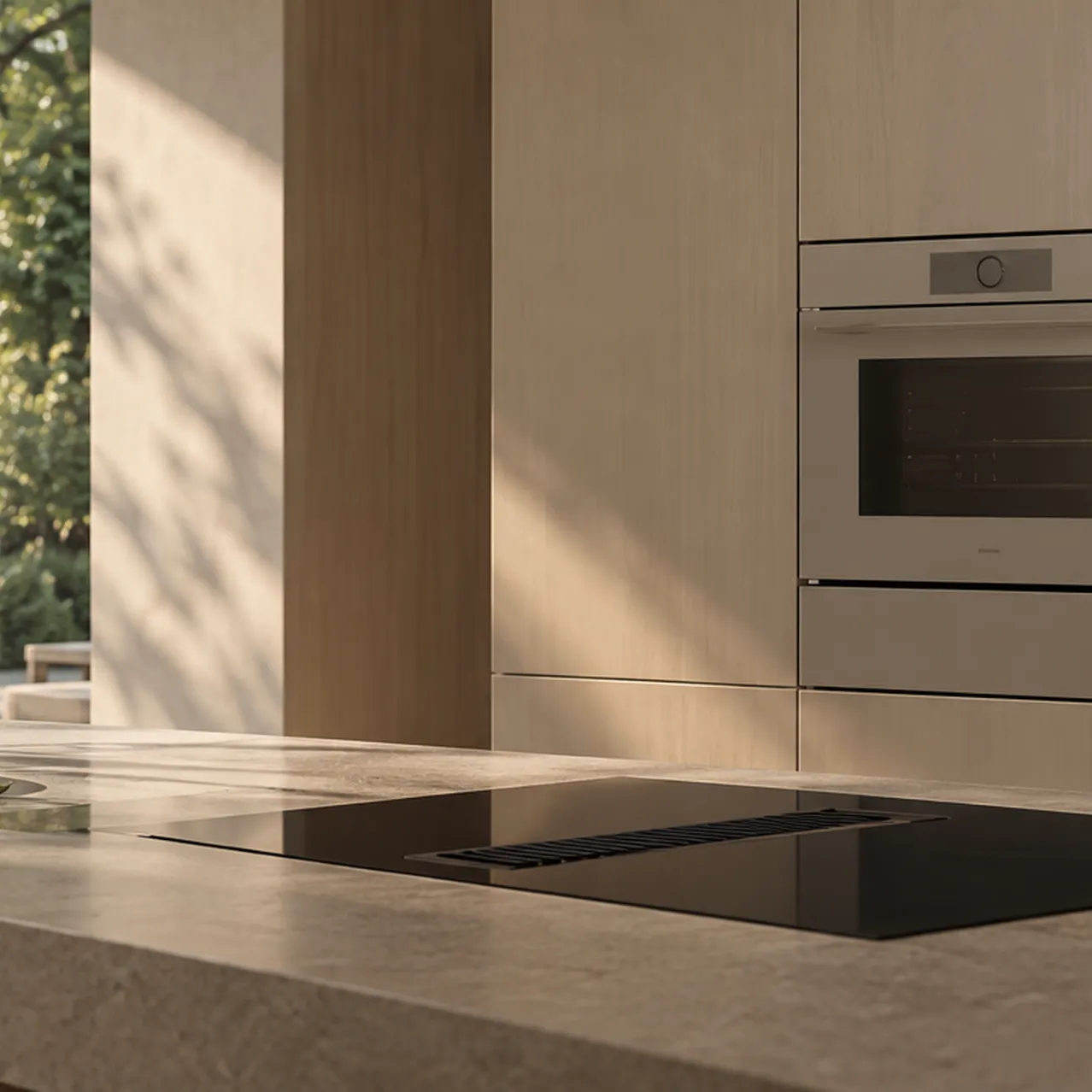 Minimalistische keuken met tuinzicht