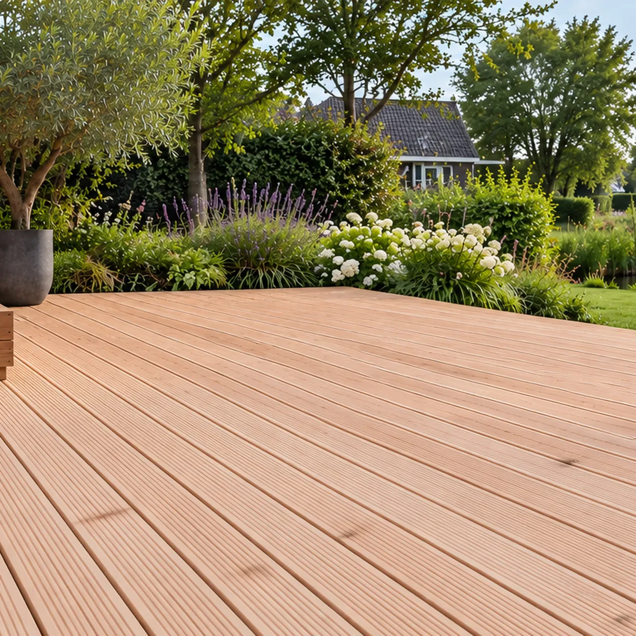 Moderne houten terrastuin aan het water