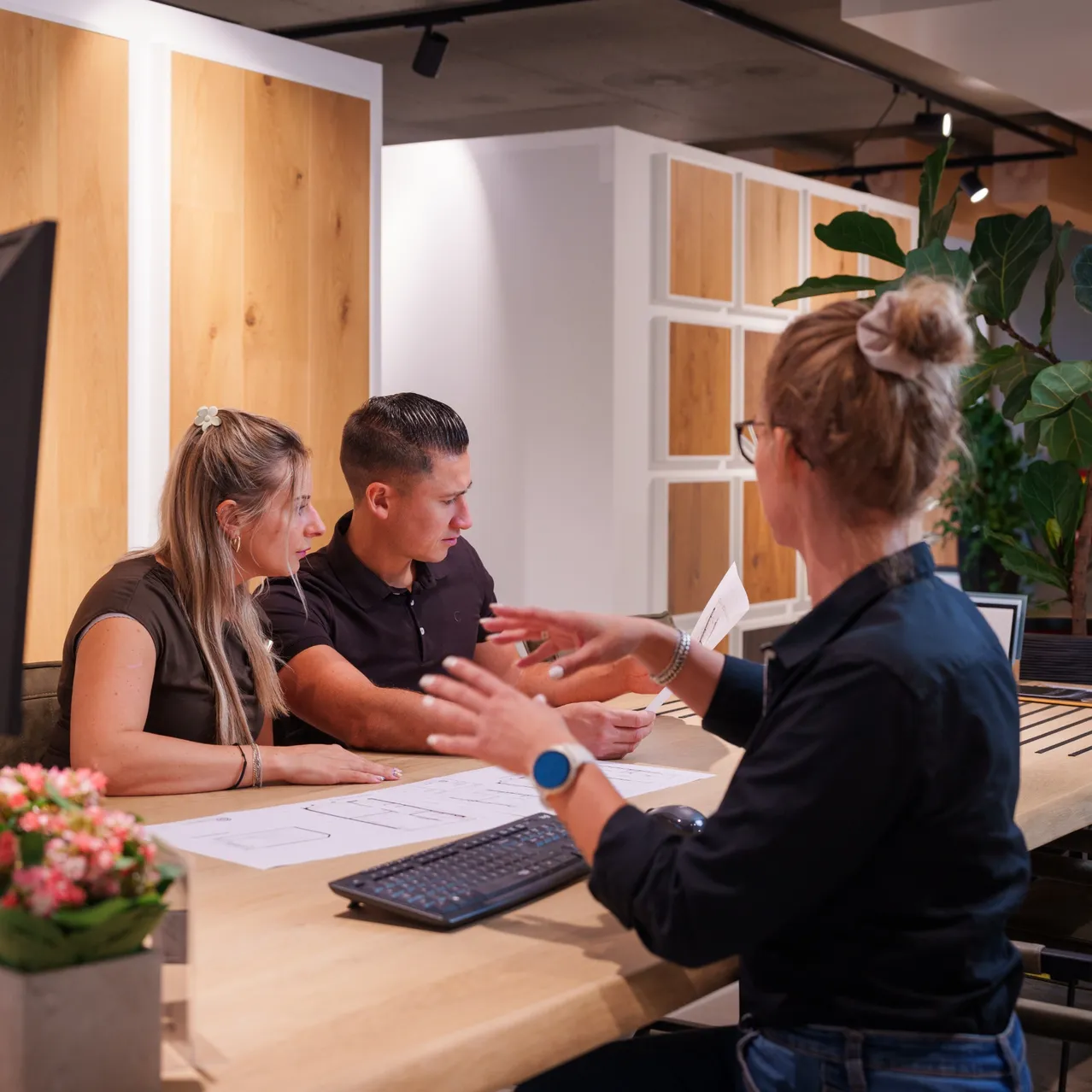 Adviesgesprek showroom roelofarendsveen