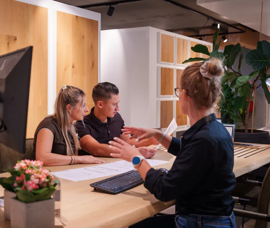 Adviesgesprek showroom roelofarendsveen