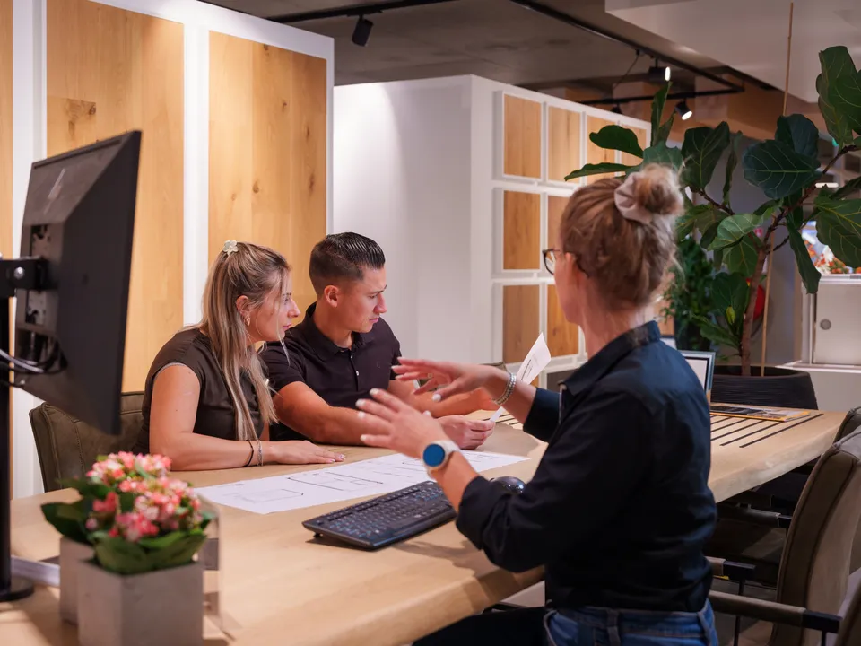 Adviesgesprek showroom roelofarendsveen