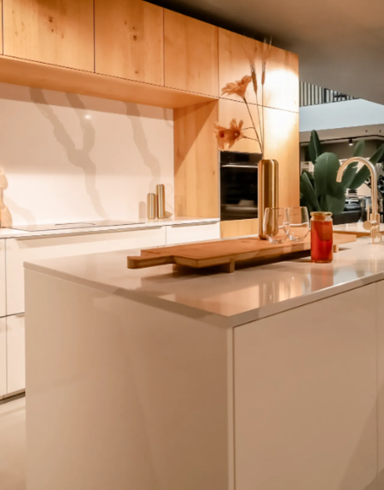 Interliving eilandkeuken in hoogglans wit en eiken fineer