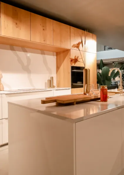 Interliving eilandkeuken in hoogglans wit en eiken fineer