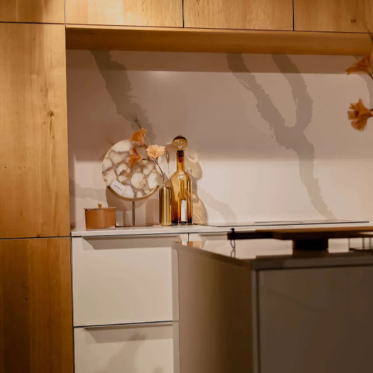 Interliving eilandkeuken in hoogglans wit en eiken fineer
