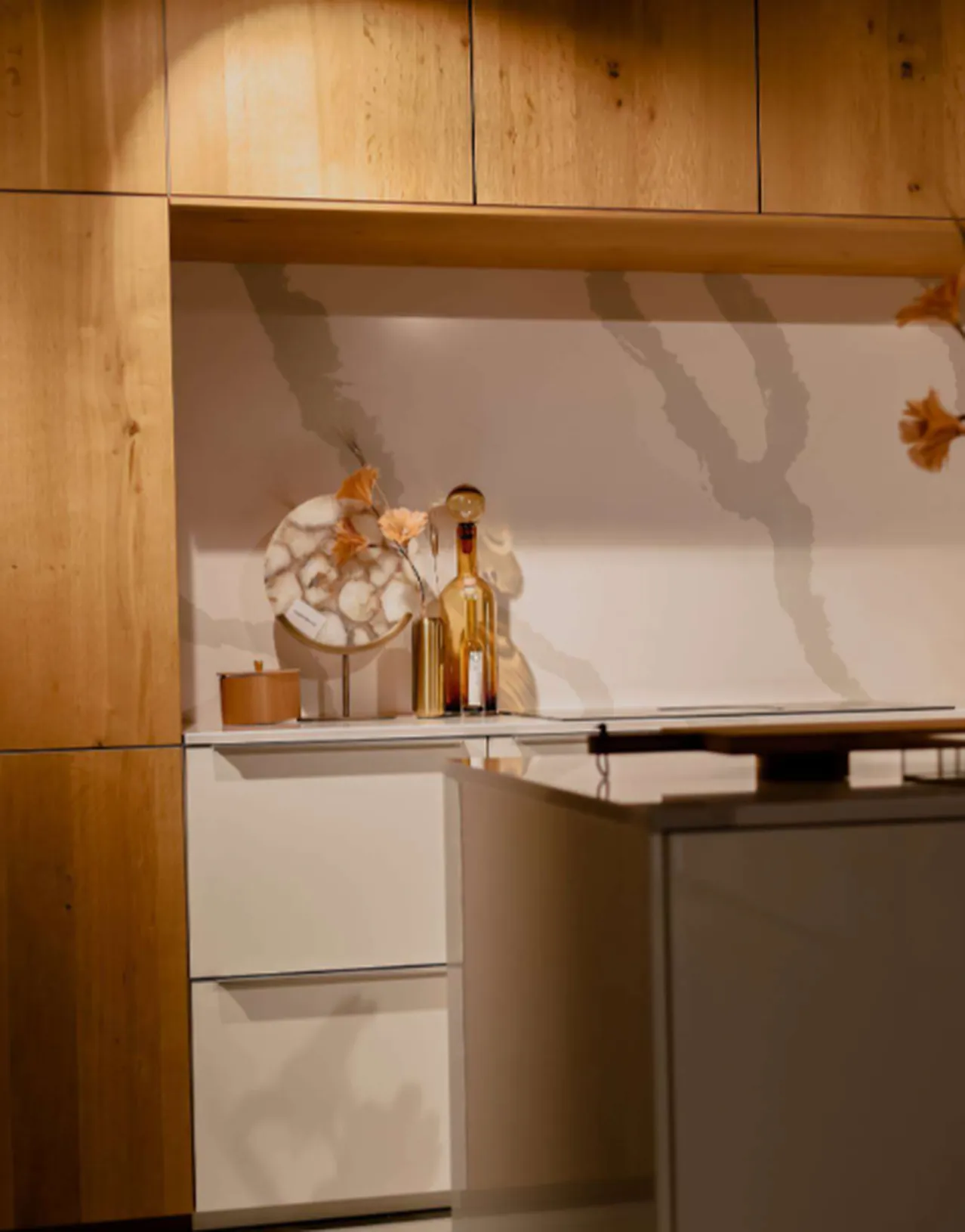 Interliving eilandkeuken in hoogglans wit en eiken fineer