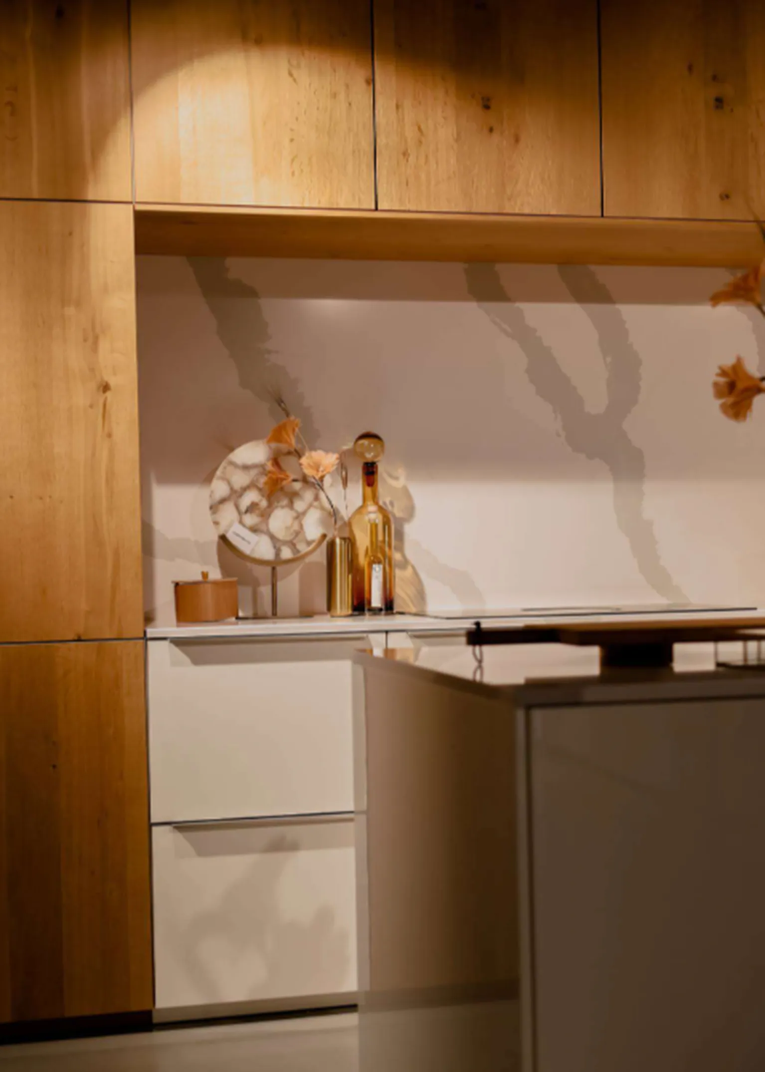 Interliving eilandkeuken in hoogglans wit en eiken fineer