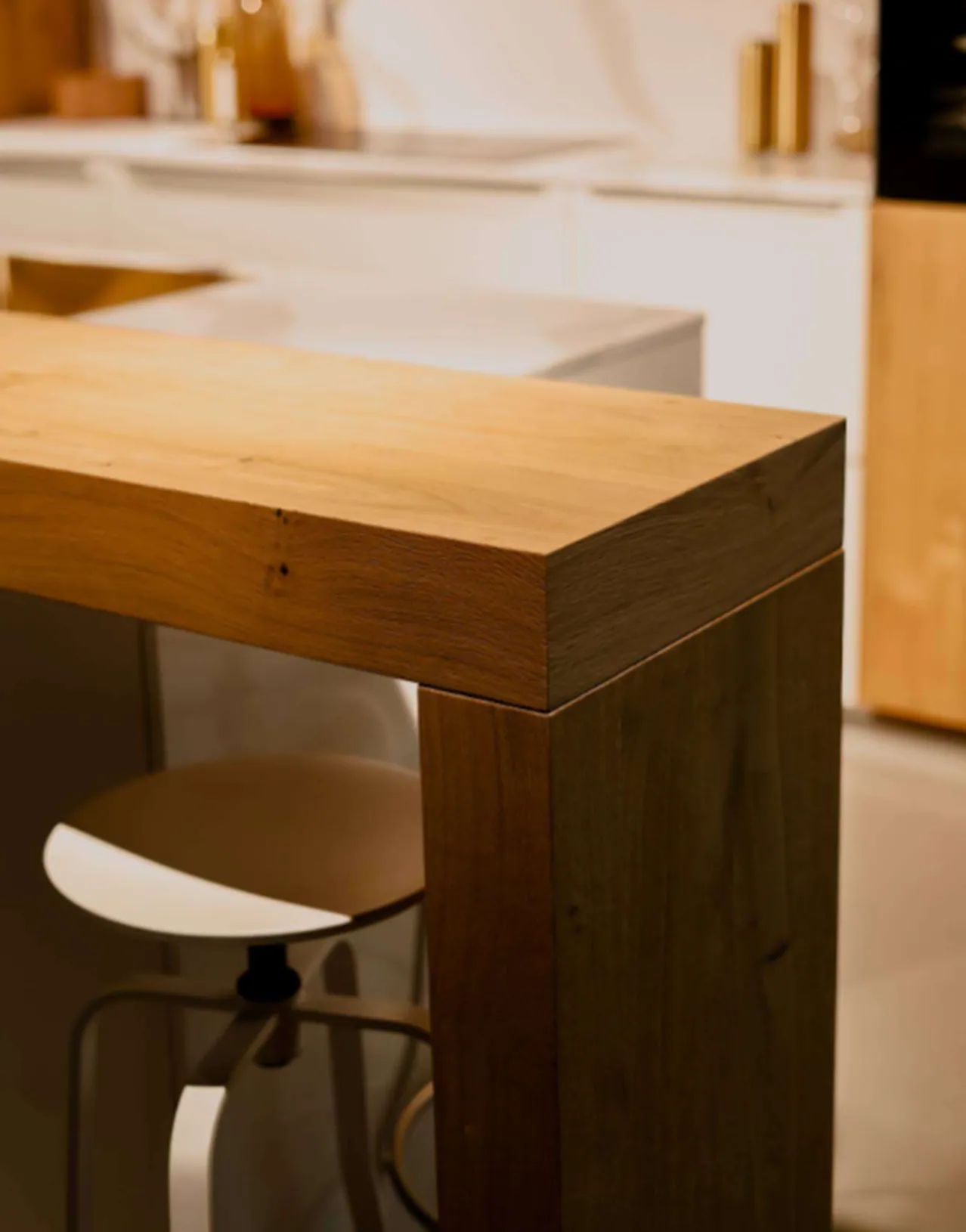 Interliving eilandkeuken in hoogglans wit en eiken fineer