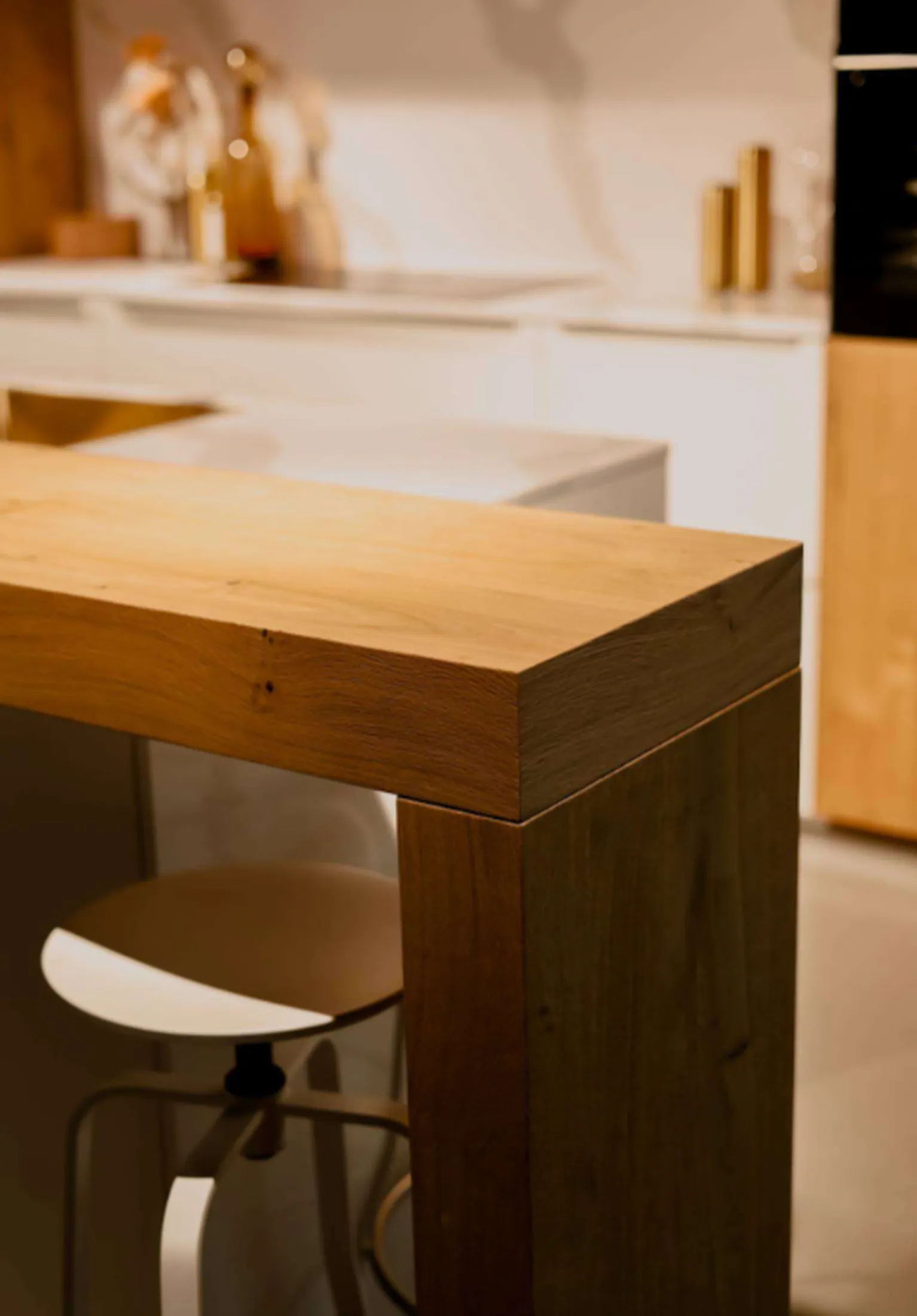 Interliving eilandkeuken in hoogglans wit en eiken fineer