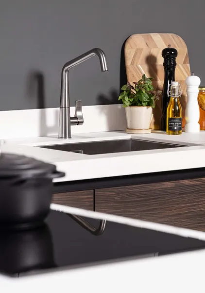Interliving eilandkeuken in sahara en noten