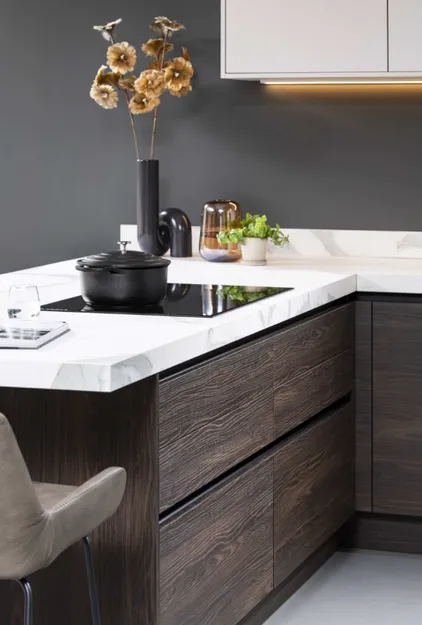 Interliving eilandkeuken in sahara en noten
