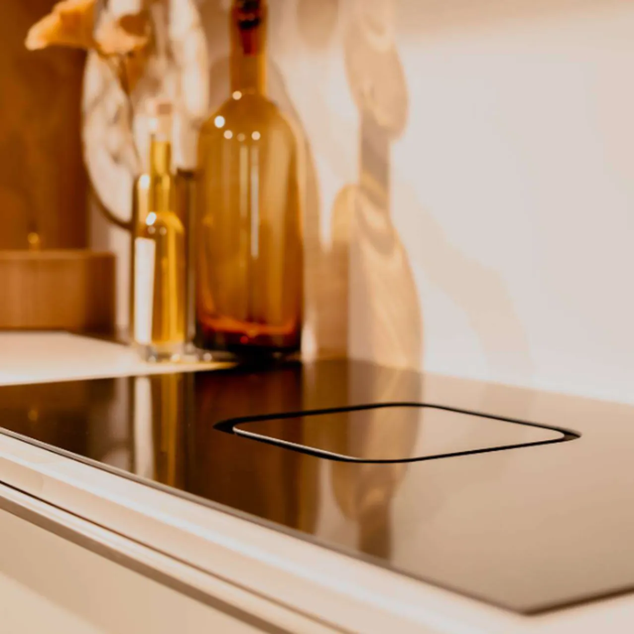 Interliving eilandkeuken in hoogglans wit en eiken fineer