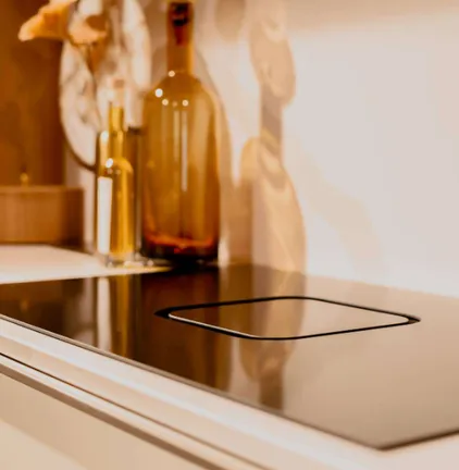 Interliving eilandkeuken in hoogglans wit en eiken fineer
