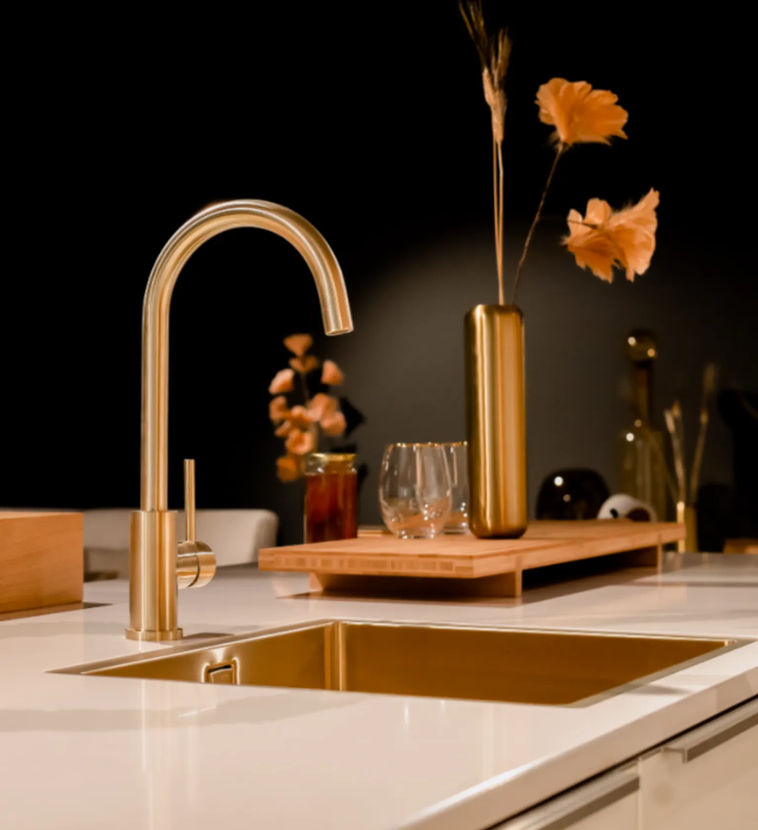 Interliving eilandkeuken in hoogglans wit en eiken fineer