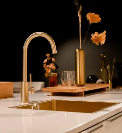 Interliving eilandkeuken in hoogglans wit en eiken fineer