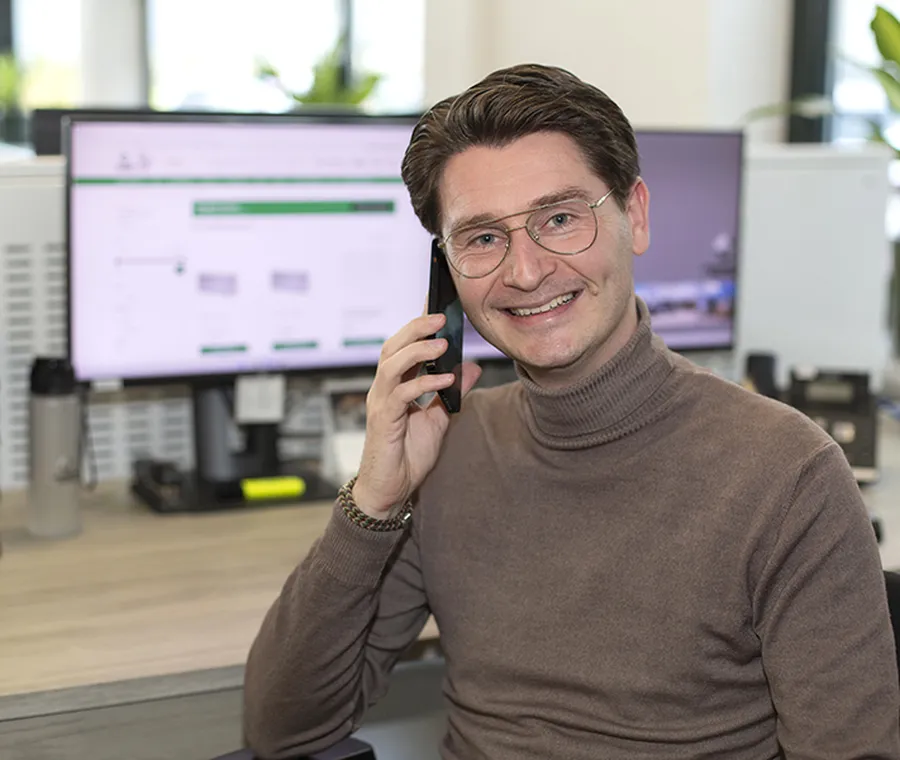 Collega aan telefoon