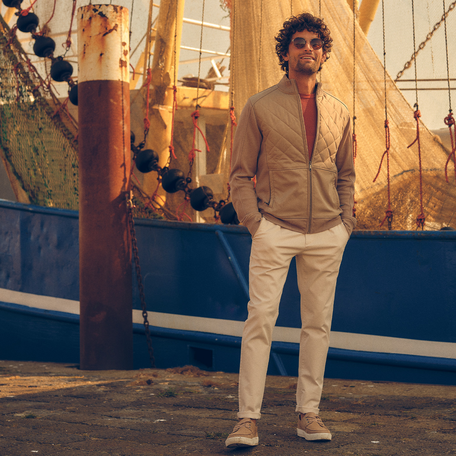 Campbell collectie, model met SS collectie, chino