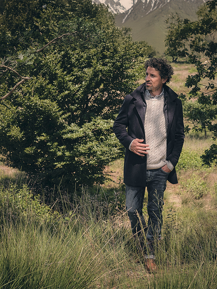 Man in Campbell jas in het bos