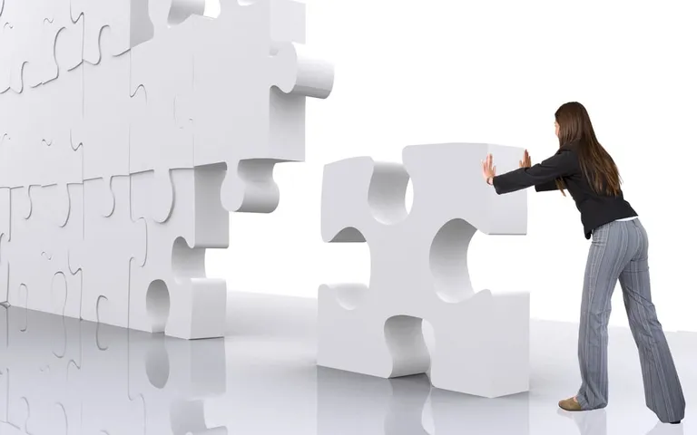 Dirigeante assemblant un puzzle, symbole de travail d'équipe