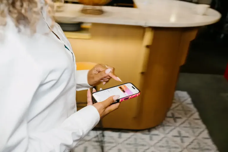 An employee checking her schedule in the Shiftbase app on her phone