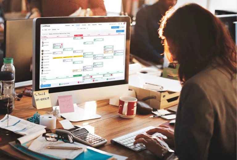 Employé créant un planning dans un outil de planification