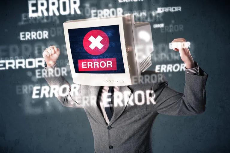Un homme avec un écran d’ordinateur sur la tête affichant des messages d’erreur, sur fond sombre