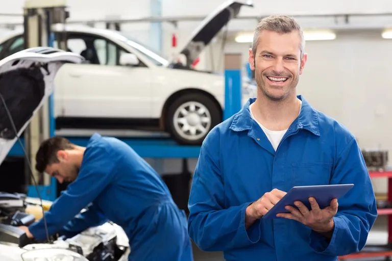 Mécanicien utilisant une tablette au garage