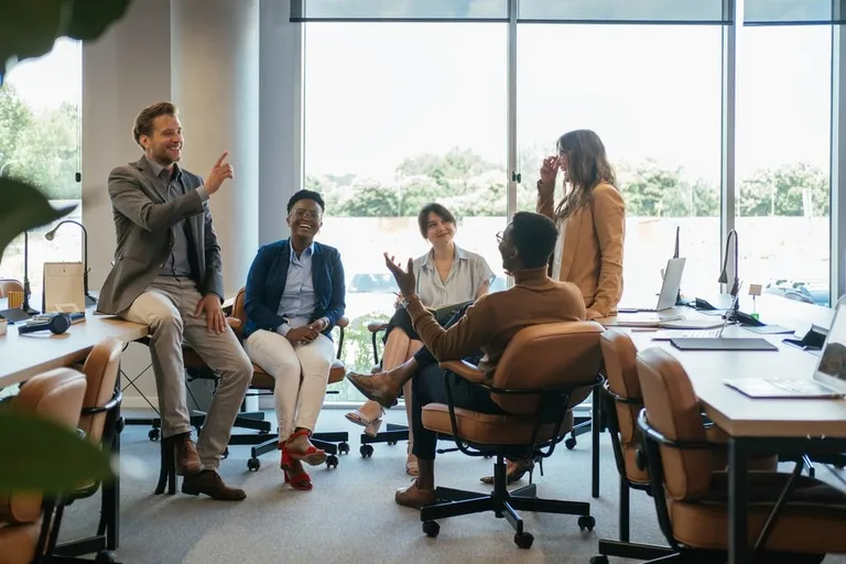 Teammeeting zum Thema Schichtarbeit im Unternehmen wie Vorteile sowie Nachteile und Schichtzulagen