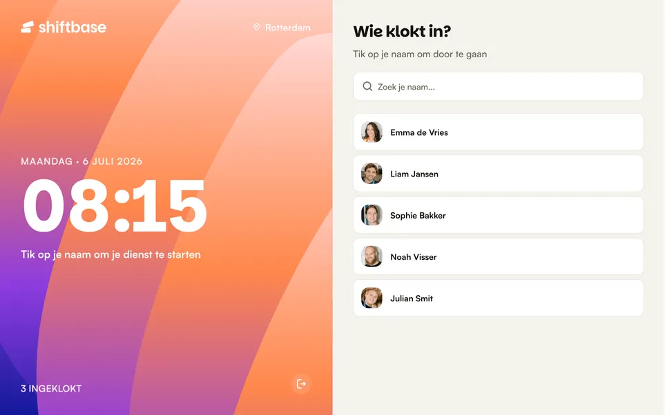 Een tablet bij de deur als prikklok: links de tijd, rechts de namenlijst om op te tikken