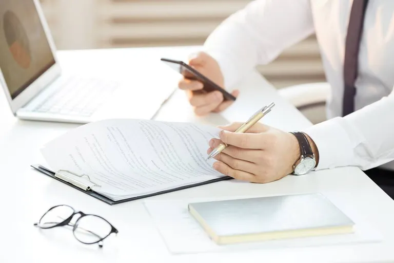 Responsable préparant une déclaration fiscale
