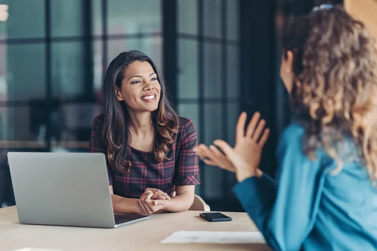 Responsable RH souriante en entretien