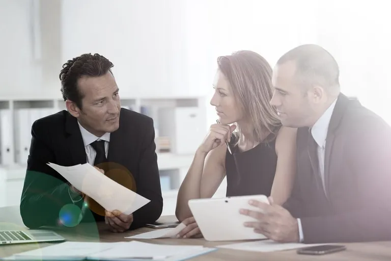 Manager en réunion avec son équipe commerciale