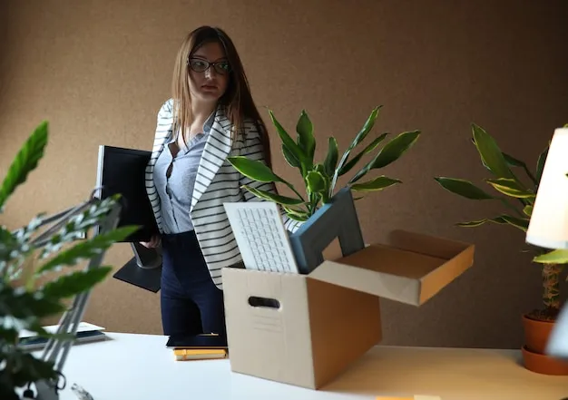 Frau packt ihre persönlichen Gegenstände im Büro zusammen.