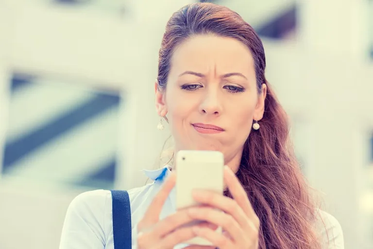 Femme contrariée au téléphone
