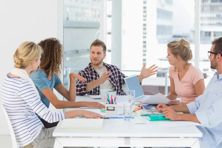 Empleados participando en una sesión de formación sobre ética y responsabilidad corporativa.​
