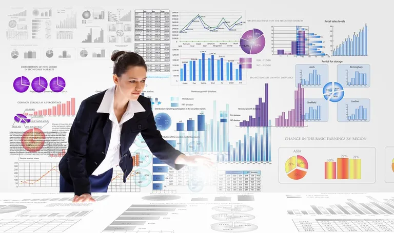 Jeune femme d'affaires analysant des données de marché
