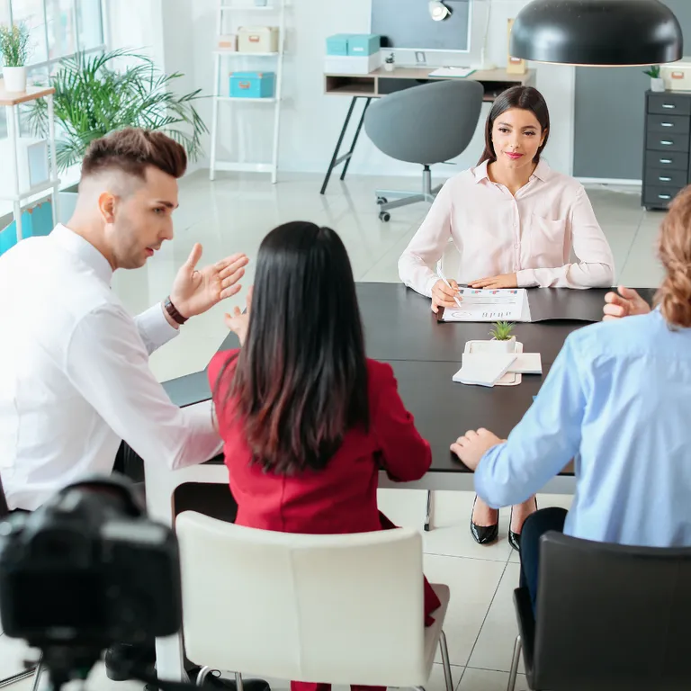 Adviseurs in gesprek over investeringen in personeelszaken