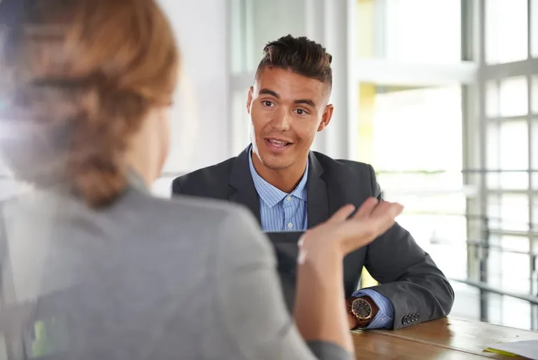 Réunion d'équipe dans un bureau ensoleillé